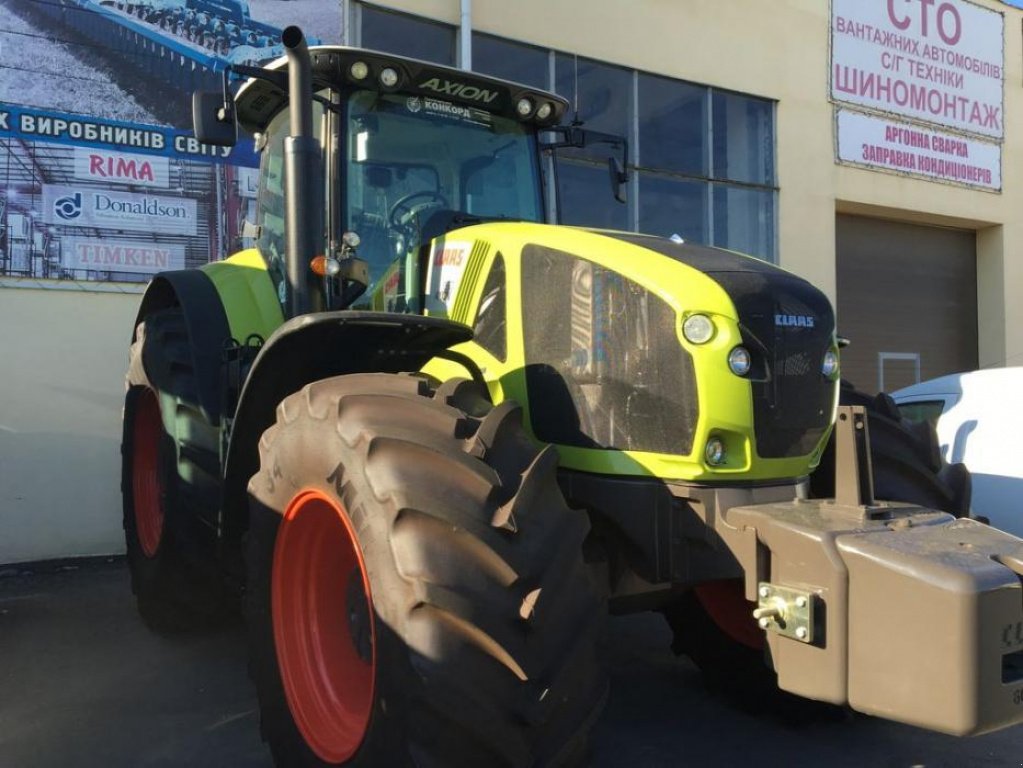 Oldtimer-Traktor des Typs CLAAS Axion 930, Neumaschine in Володарка (Bild 1)