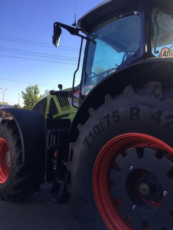 Oldtimer-Traktor des Typs CLAAS Axion 930, Neumaschine in Володарка (Bild 3)
