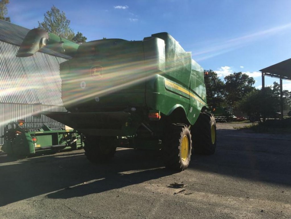 Oldtimer-Mähdrescher des Typs John Deere S660, Neumaschine in Володарка (Bild 5)