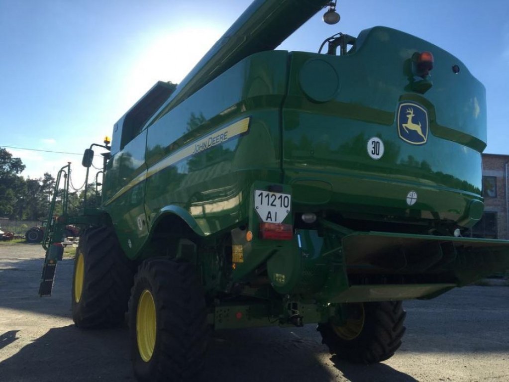 Oldtimer-Mähdrescher des Typs John Deere S660, Neumaschine in Володарка (Bild 3)