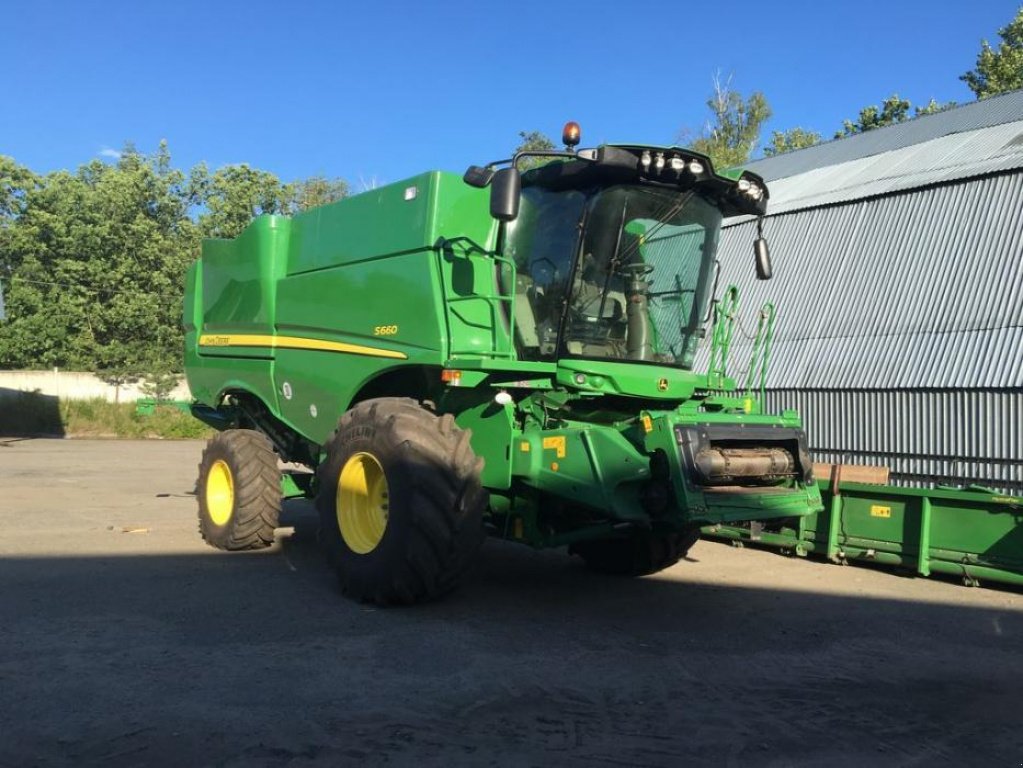 Oldtimer-Mähdrescher des Typs John Deere S660, Neumaschine in Володарка (Bild 8)