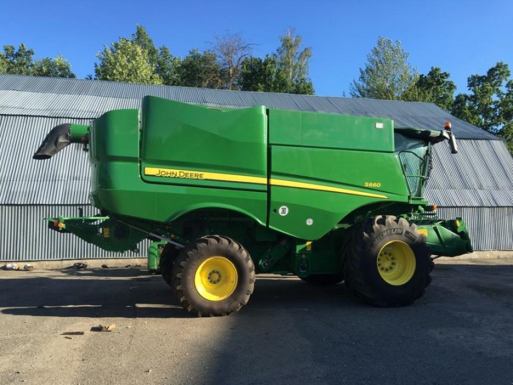 Oldtimer-Mähdrescher des Typs John Deere S660, Neumaschine in Володарка (Bild 2)