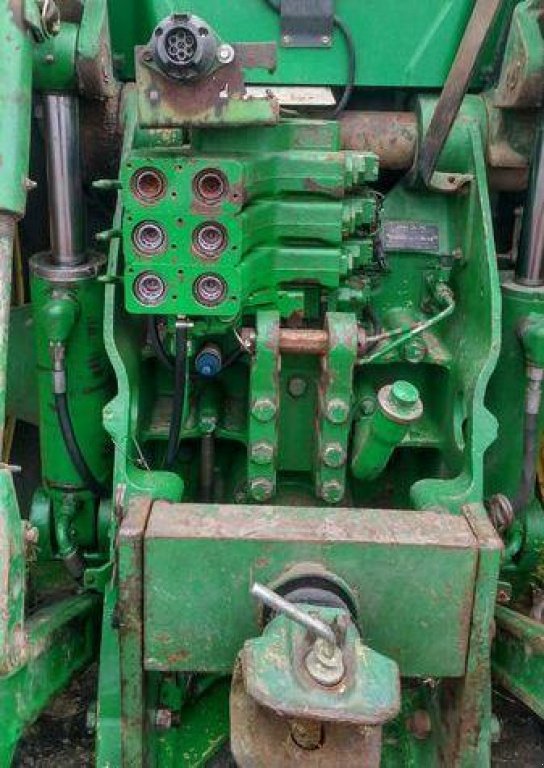 Oldtimer-Traktor des Typs John Deere 8200, Neumaschine in Демидівка (Bild 8)