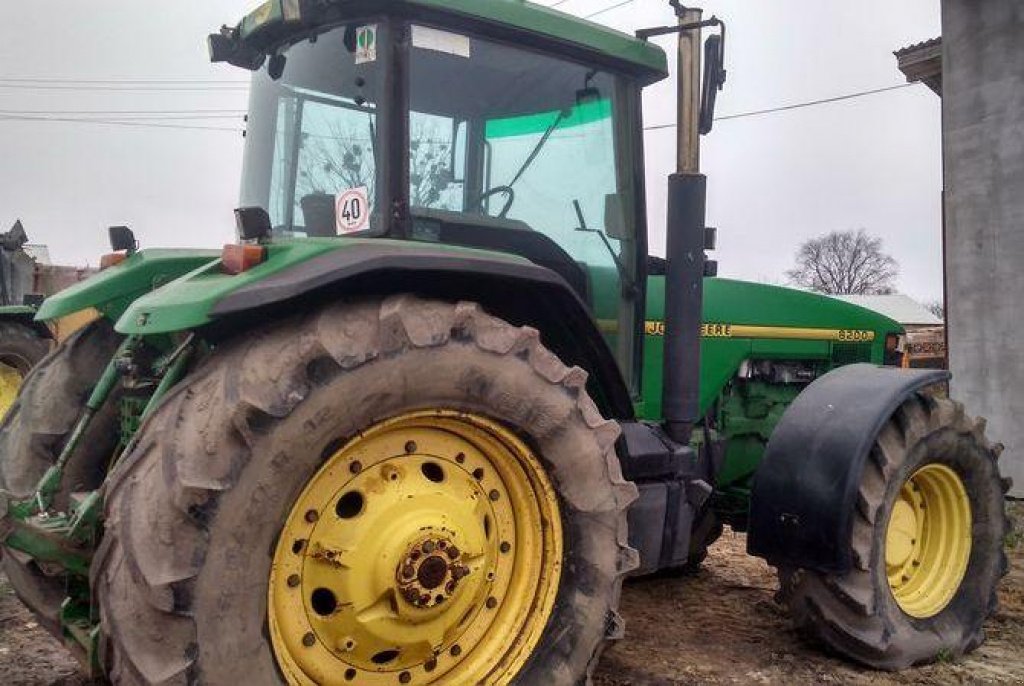 Oldtimer-Traktor des Typs John Deere 8200, Neumaschine in Демидівка (Bild 5)