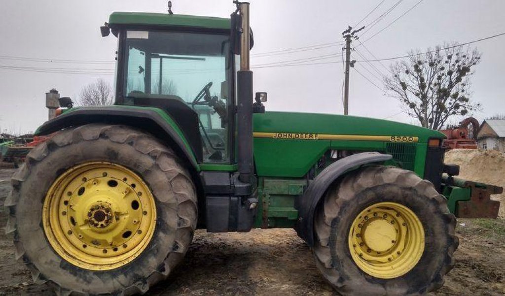 Oldtimer-Traktor des Typs John Deere 8200, Neumaschine in Демидівка (Bild 4)