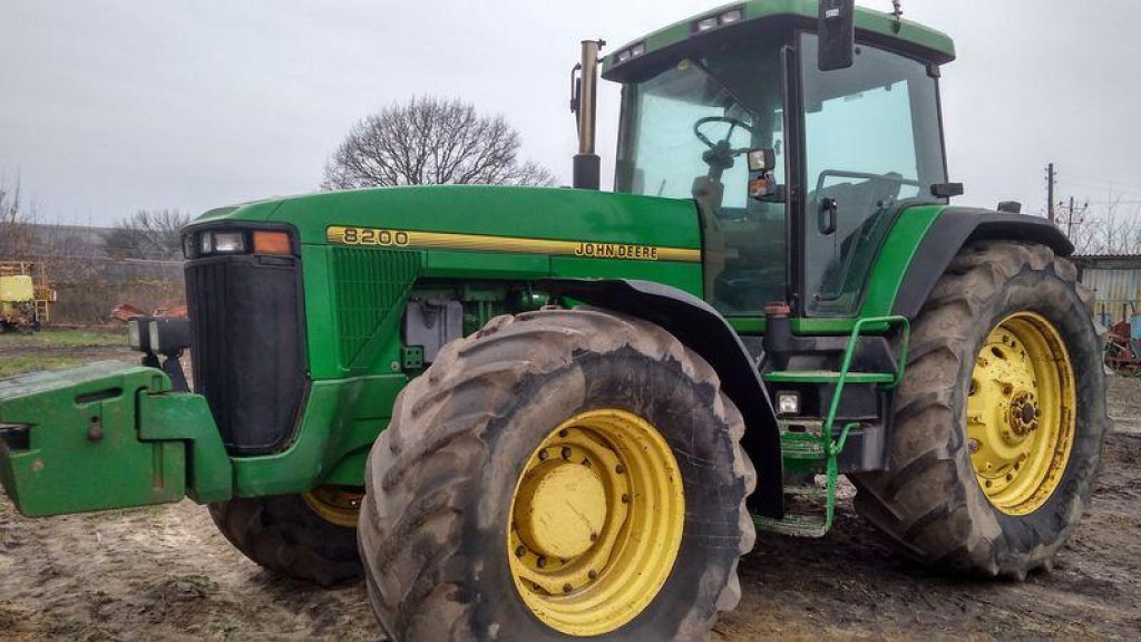 Oldtimer-Traktor des Typs John Deere 8200, Neumaschine in Демидівка (Bild 1)