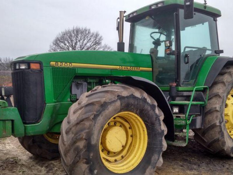 Oldtimer-Traktor des Typs John Deere 8200, Neumaschine in Демидівка