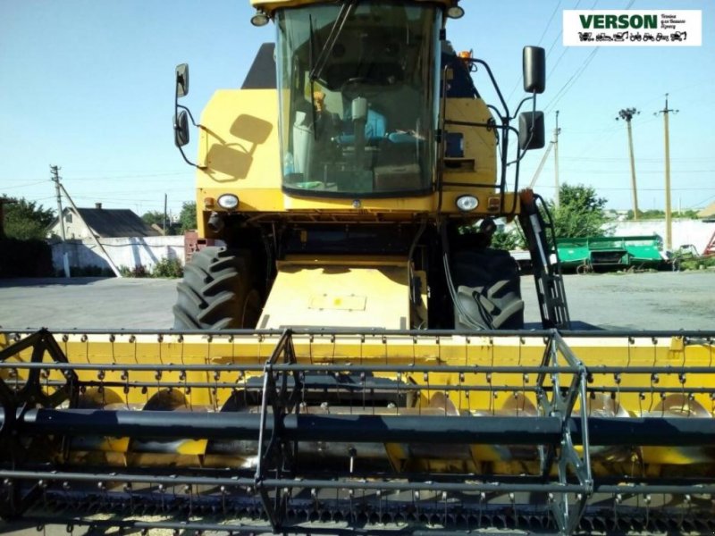 Oldtimer-Mähdrescher des Typs New Holland TC5080, Neumaschine in Київ (Bild 1)