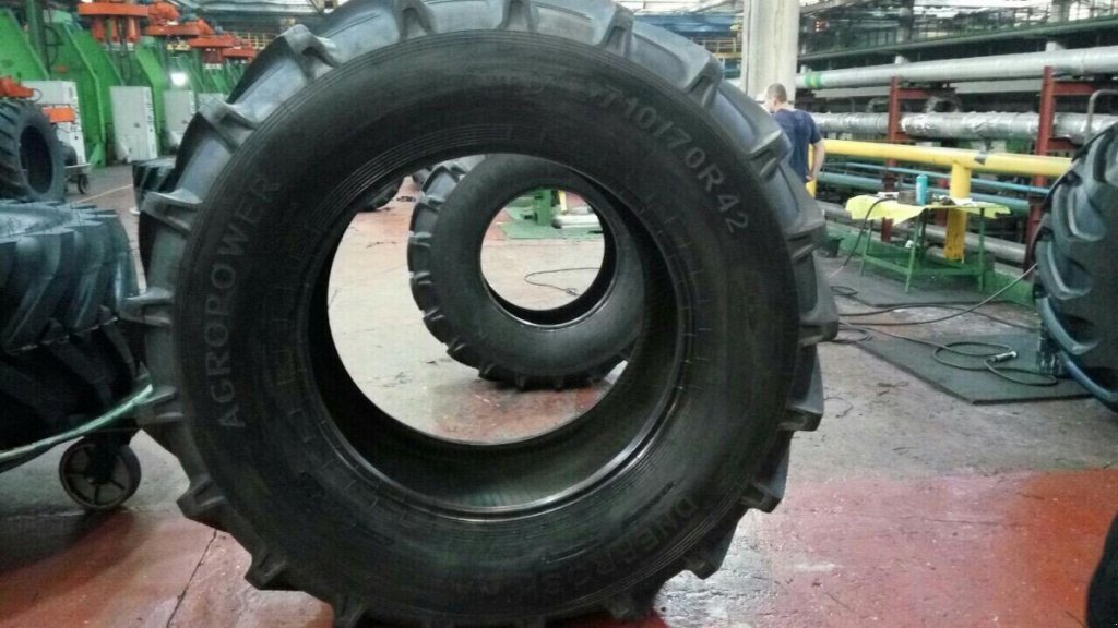Reifen des Typs Dneproshina 710/70R42 DN-162,  in Дніпропетровськ (Bild 1)