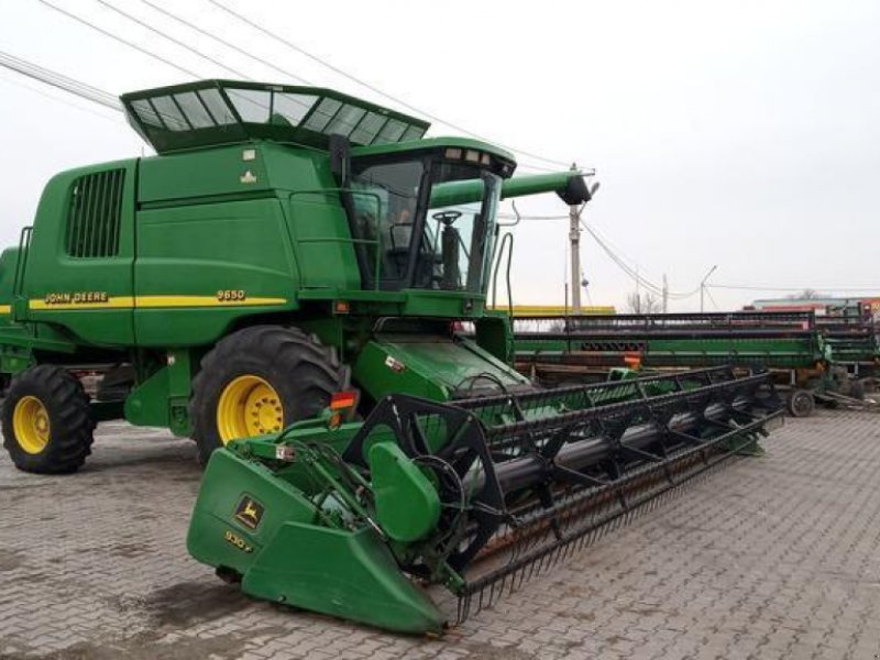 Oldtimer-Mähdrescher des Typs John Deere 9650W,  in Рівне (Bild 1)