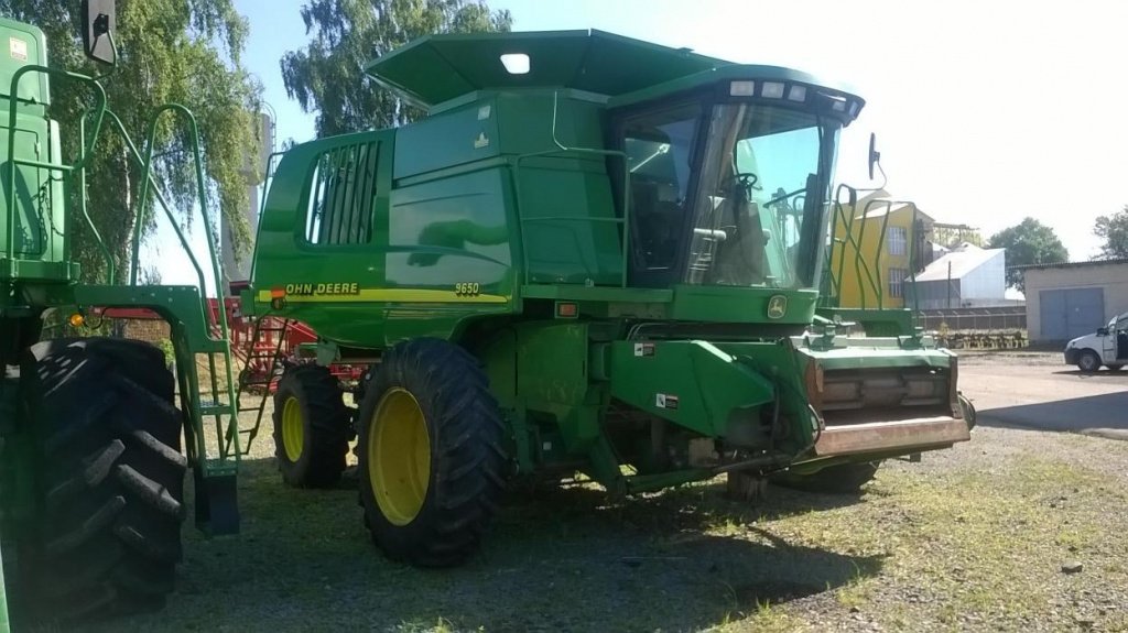 Oldtimer-Mähdrescher des Typs John Deere 9650W,  in Рівне (Bild 4)