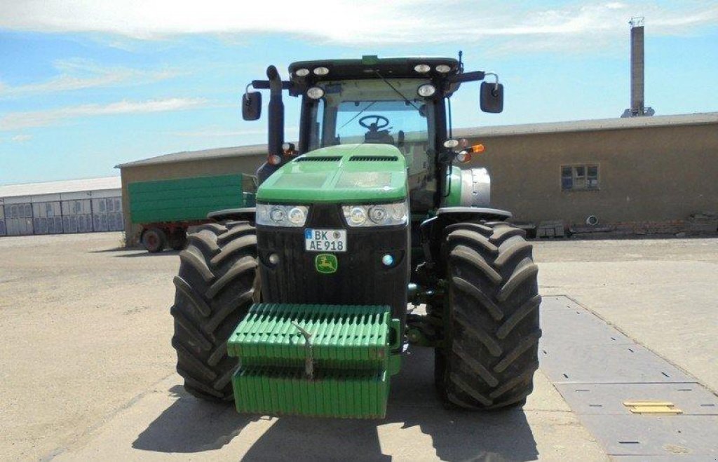 Oldtimer-Traktor des Typs John Deere 8335R, Neumaschine in Полтава (Bild 3)