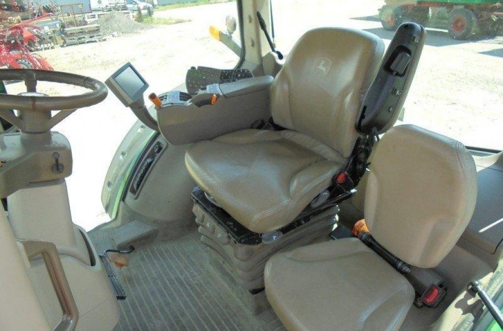 Oldtimer-Traktor des Typs John Deere 8335R, Neumaschine in Полтава (Bild 4)