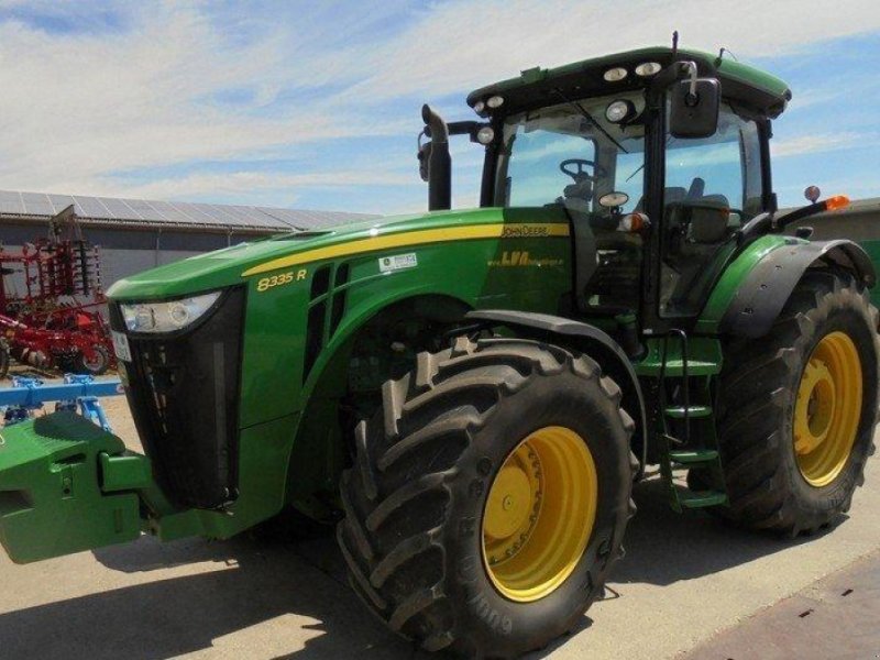 Oldtimer-Traktor des Typs John Deere 8335R, Neumaschine in Полтава (Bild 1)