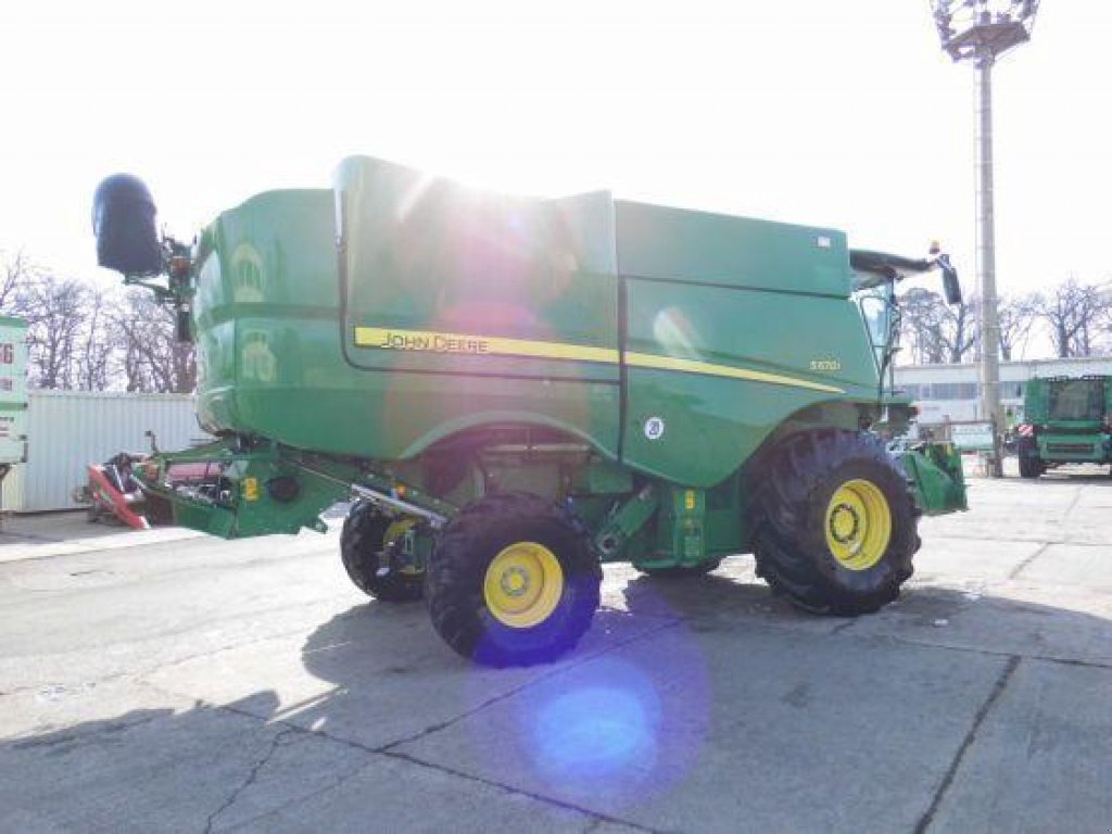 Oldtimer-Mähdrescher des Typs John Deere S670, Neumaschine in Полтава (Bild 7)