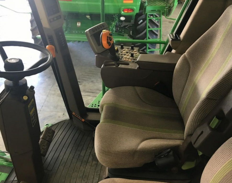 Oldtimer-Mähdrescher des Typs John Deere 9770 STS, Neumaschine in Біла Церква (Bild 8)