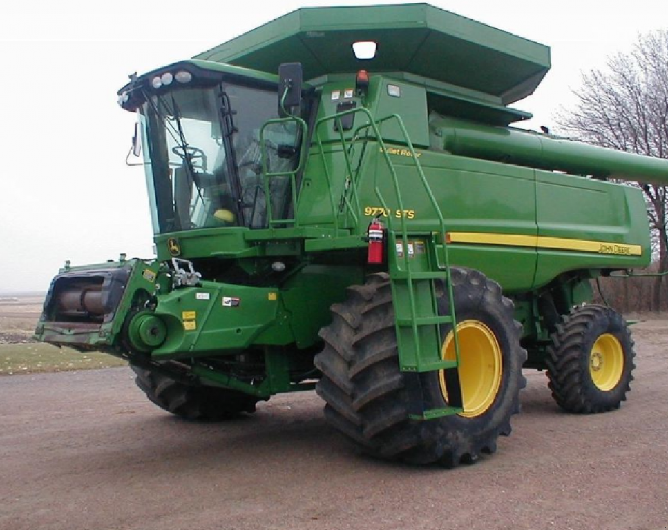Oldtimer-Mähdrescher des Typs John Deere 9770 STS, Neumaschine in Біла Церква (Bild 1)