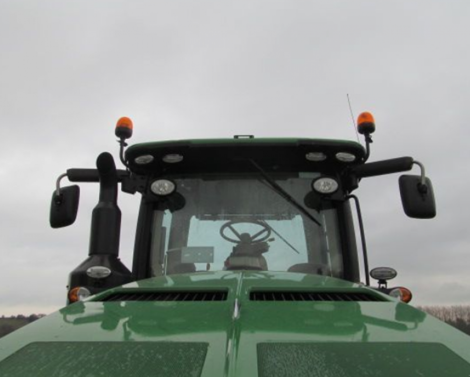 Oldtimer-Traktor des Typs John Deere 8370R, Neumaschine in Біла Церква (Bild 2)