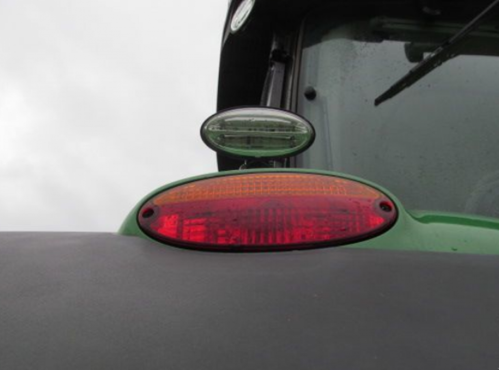 Oldtimer-Traktor des Typs John Deere 8370R, Neumaschine in Біла Церква (Bild 3)