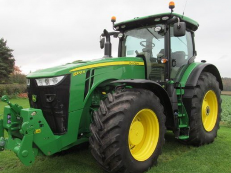 Oldtimer-Traktor des Typs John Deere 8370R, Neumaschine in Біла Церква (Bild 1)