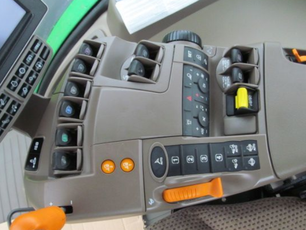 Oldtimer-Traktor des Typs John Deere 8370R, Neumaschine in Біла Церква (Bild 7)