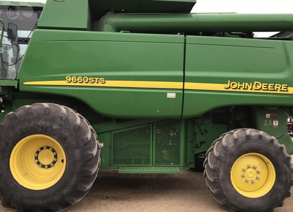 Oldtimer-Mähdrescher des Typs John Deere 9660 STS,  in Біла Церква (Bild 2)