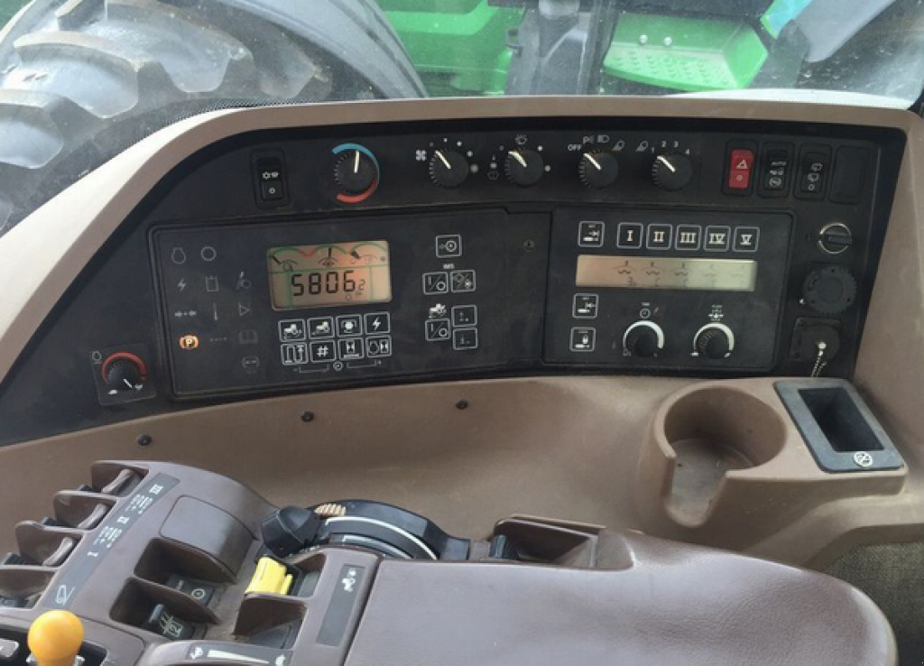 Oldtimer-Traktor des Typs John Deere 8520, Neumaschine in Біла Церква (Bild 8)