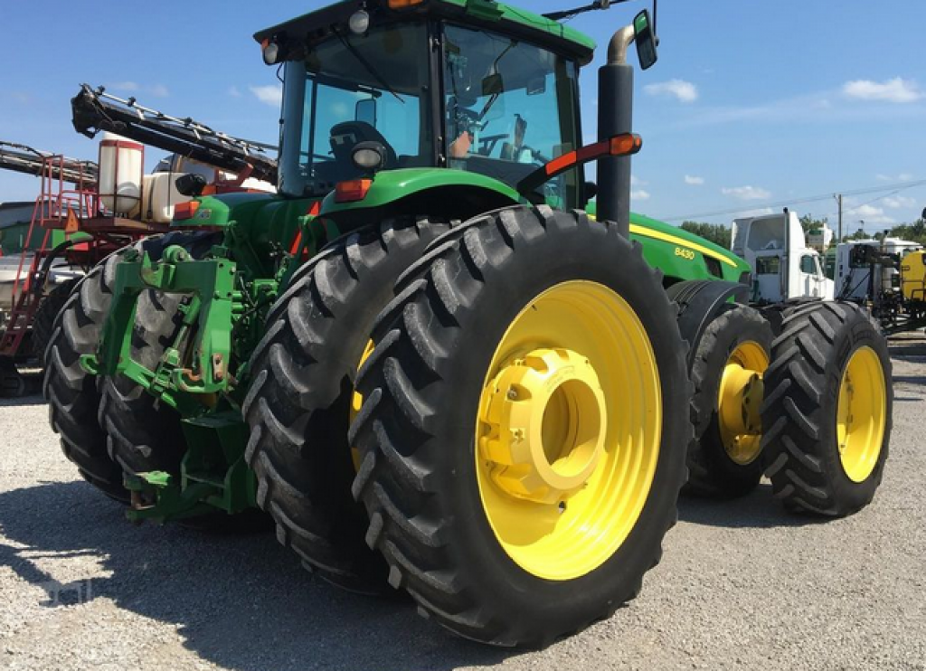 Oldtimer-Traktor des Typs John Deere 8430, Neumaschine in Біла Церква (Bild 3)
