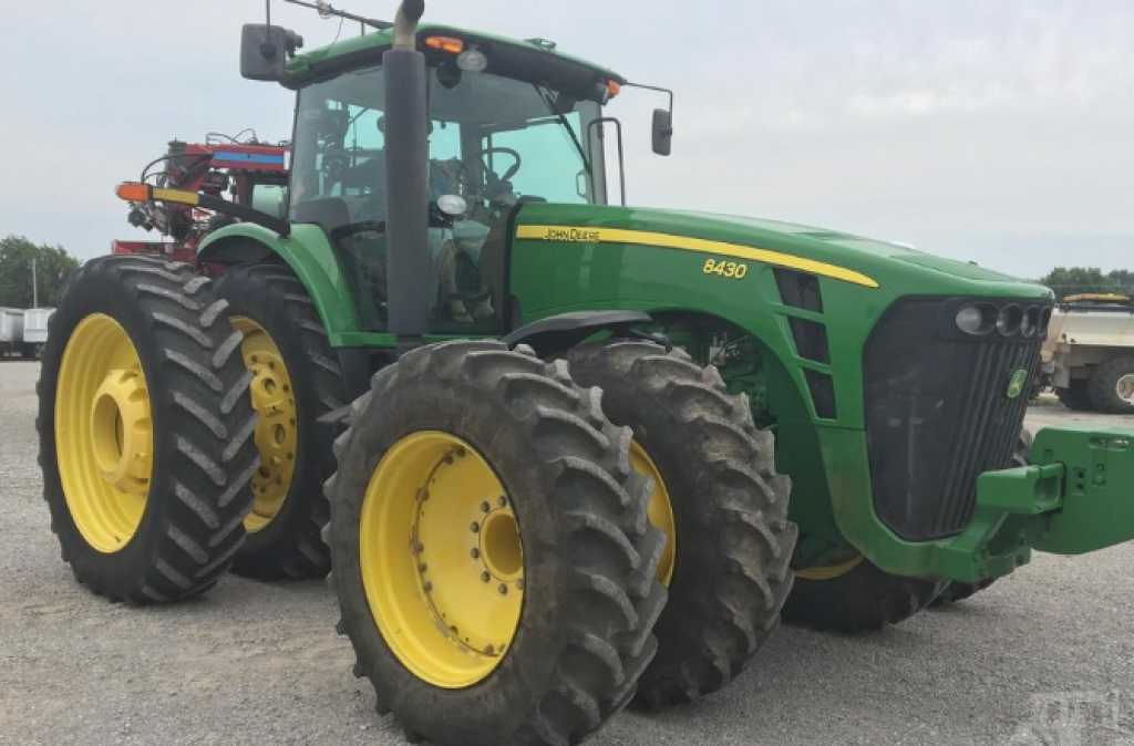 Oldtimer-Traktor des Typs John Deere 8430, Neumaschine in Біла Церква (Bild 1)