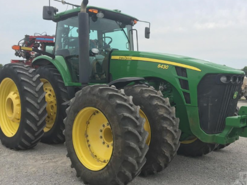 Oldtimer-Traktor des Typs John Deere 8430, Neumaschine in Біла Церква (Bild 1)