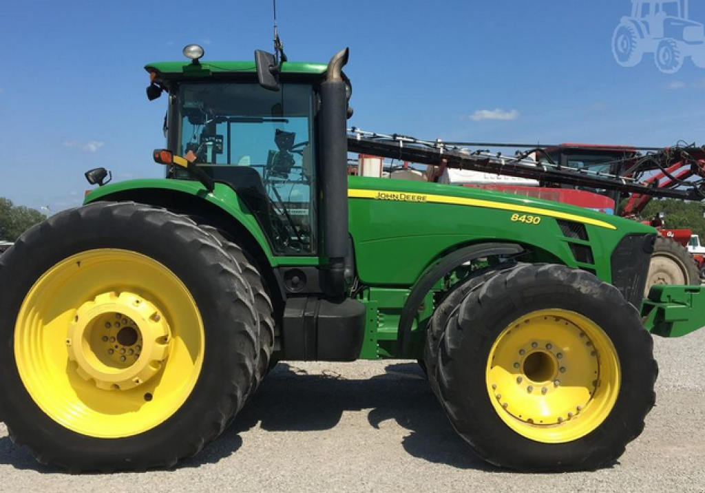 Oldtimer-Traktor des Typs John Deere 8430, Neumaschine in Біла Церква (Bild 5)