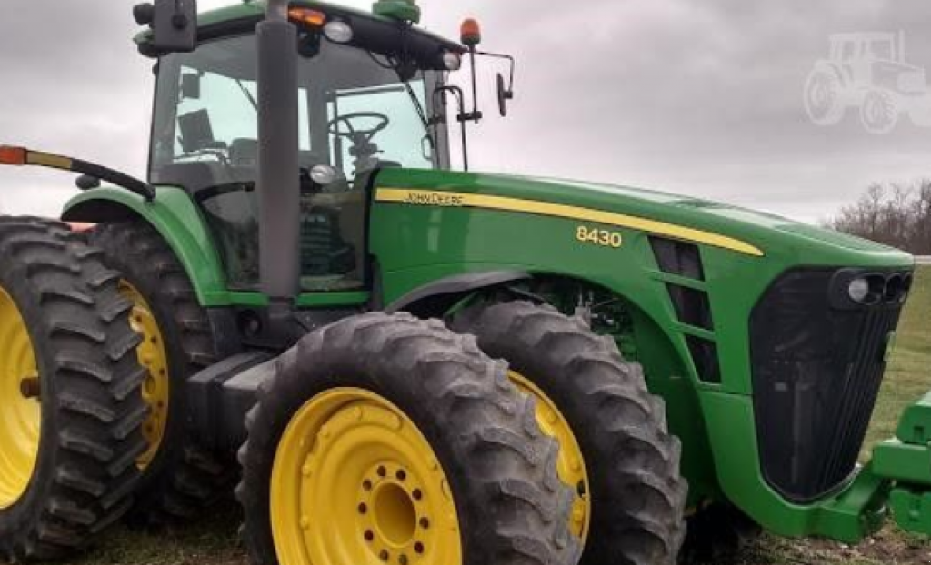 Oldtimer-Traktor des Typs John Deere 8430, Neumaschine in Біла Церква (Bild 5)
