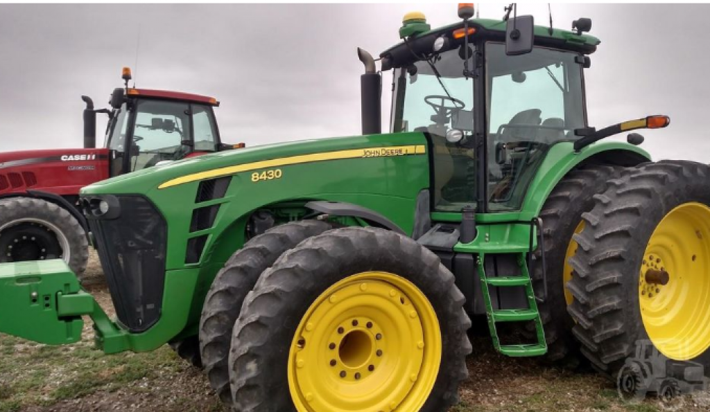 Oldtimer-Traktor des Typs John Deere 8430, Neumaschine in Біла Церква (Bild 1)