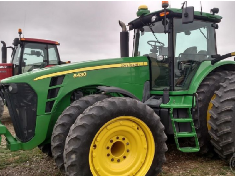 Oldtimer-Traktor des Typs John Deere 8430, Neumaschine in Біла Церква (Bild 1)