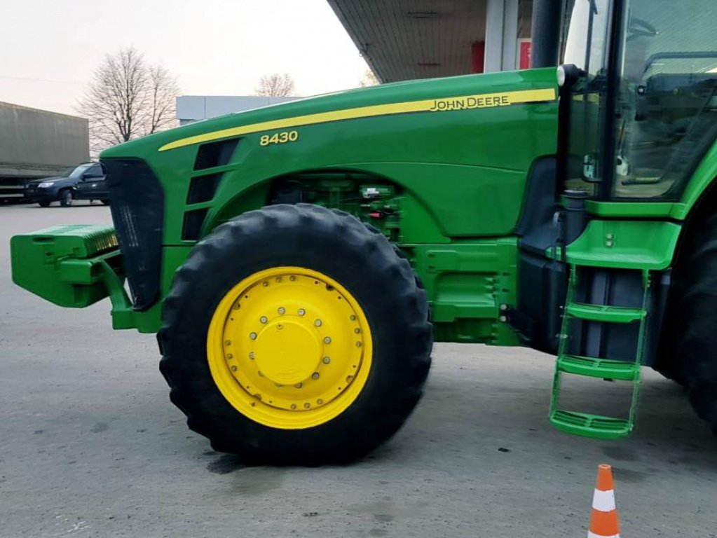 Oldtimer-Traktor des Typs John Deere 8430, Neumaschine in Біла Церква (Bild 5)