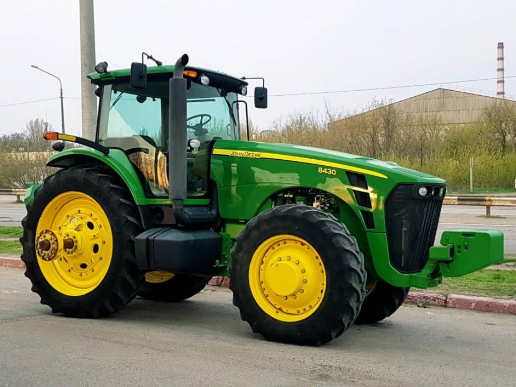 Oldtimer-Traktor des Typs John Deere 8430, Neumaschine in Біла Церква (Bild 2)