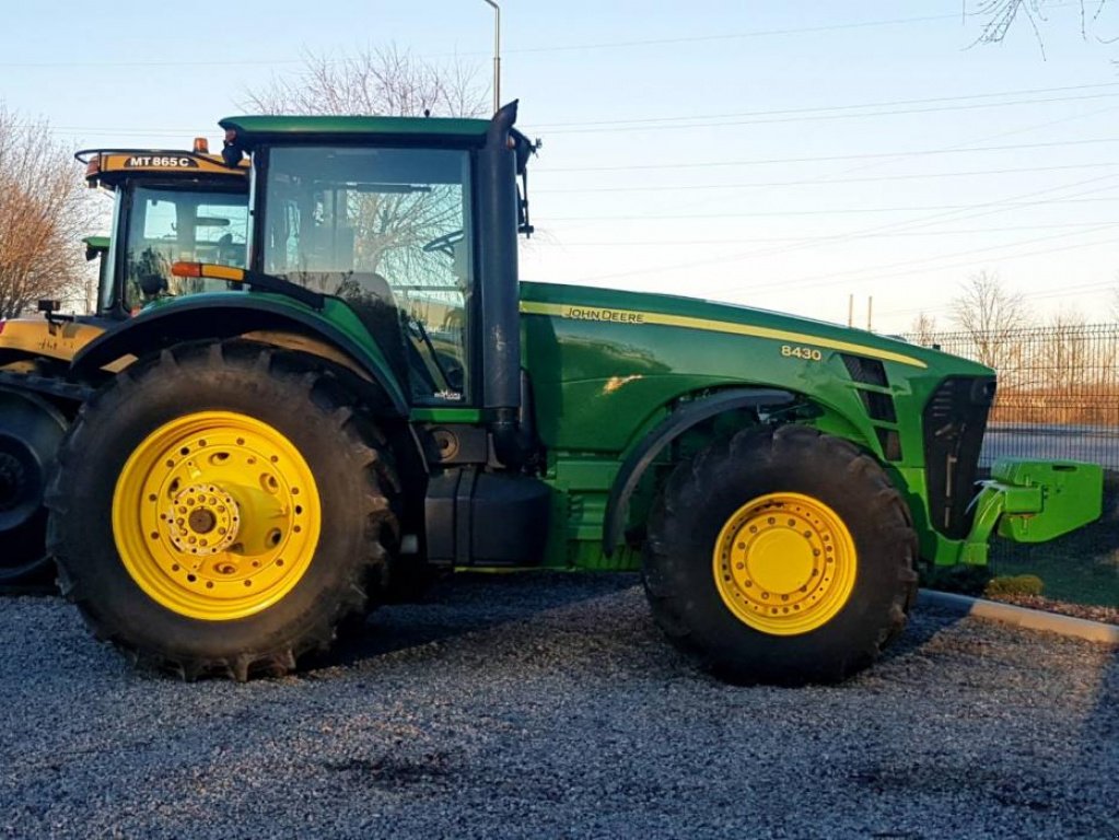 Oldtimer-Traktor des Typs John Deere 8430, Neumaschine in Біла Церква (Bild 3)