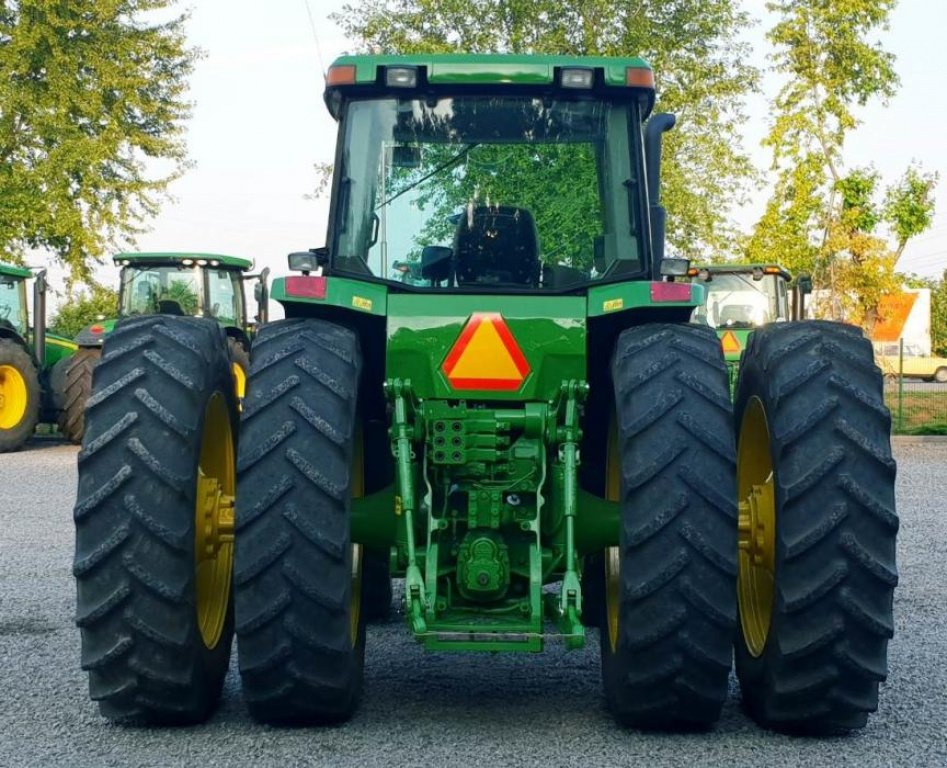 Oldtimer-Traktor des Typs John Deere 8400, Neumaschine in Біла Церква (Bild 3)