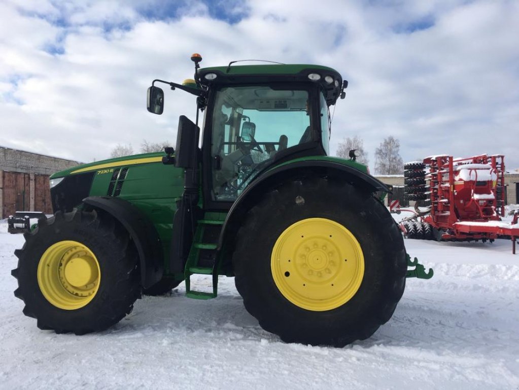Oldtimer-Traktor des Typs John Deere 7230R, Neumaschine in Любешів (Bild 7)