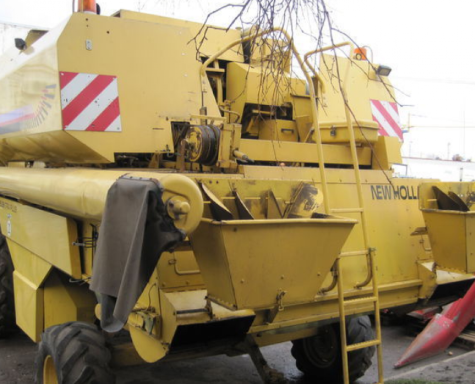 Oldtimer-Mähdrescher des Typs New Holland TF78, Neumaschine in Харків (Bild 3)