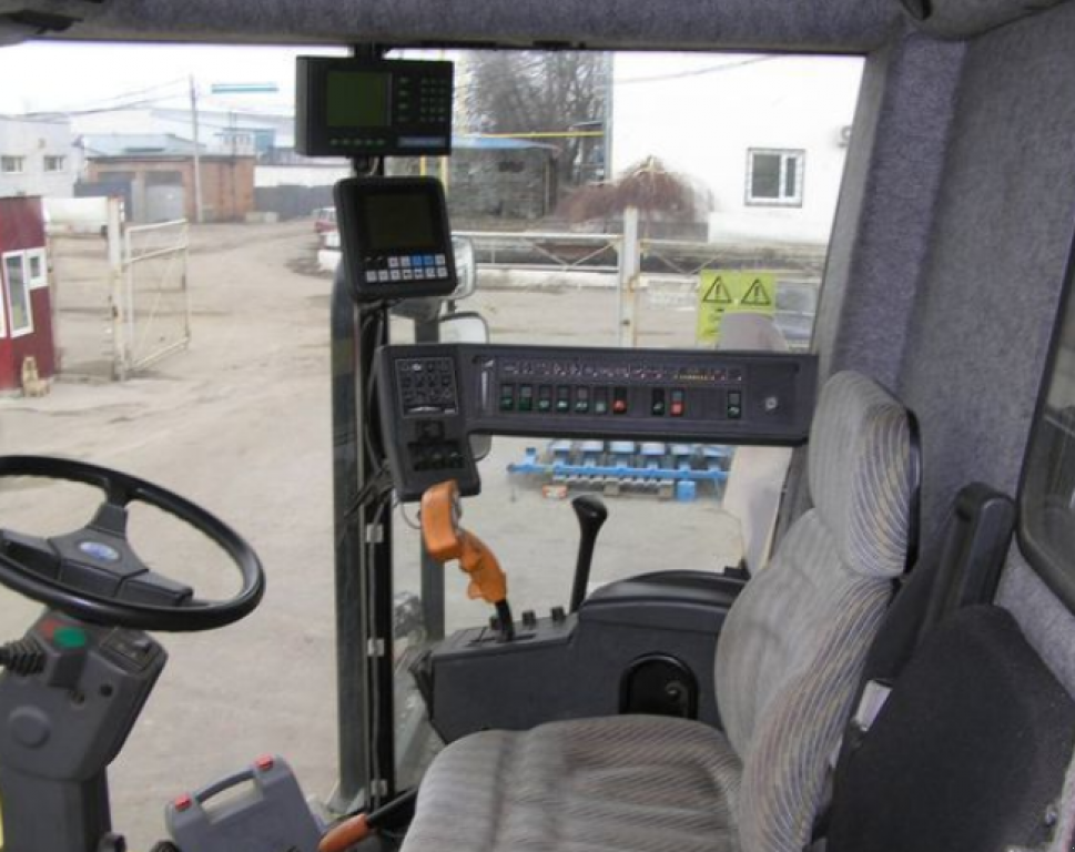 Oldtimer-Mähdrescher des Typs New Holland TF78, Neumaschine in Харків (Bild 2)