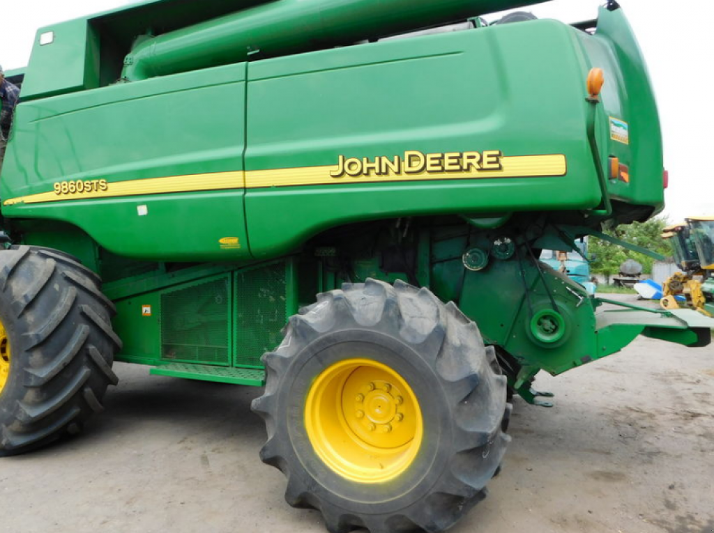 Oldtimer-Mähdrescher des Typs John Deere 9860 STS, Neumaschine in Харків (Bild 5)