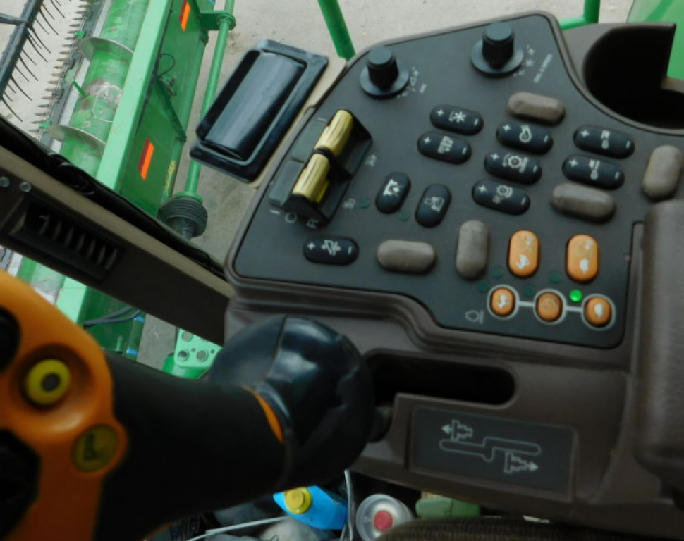 Oldtimer-Mähdrescher des Typs John Deere 9860 STS, Neumaschine in Харків (Bild 9)