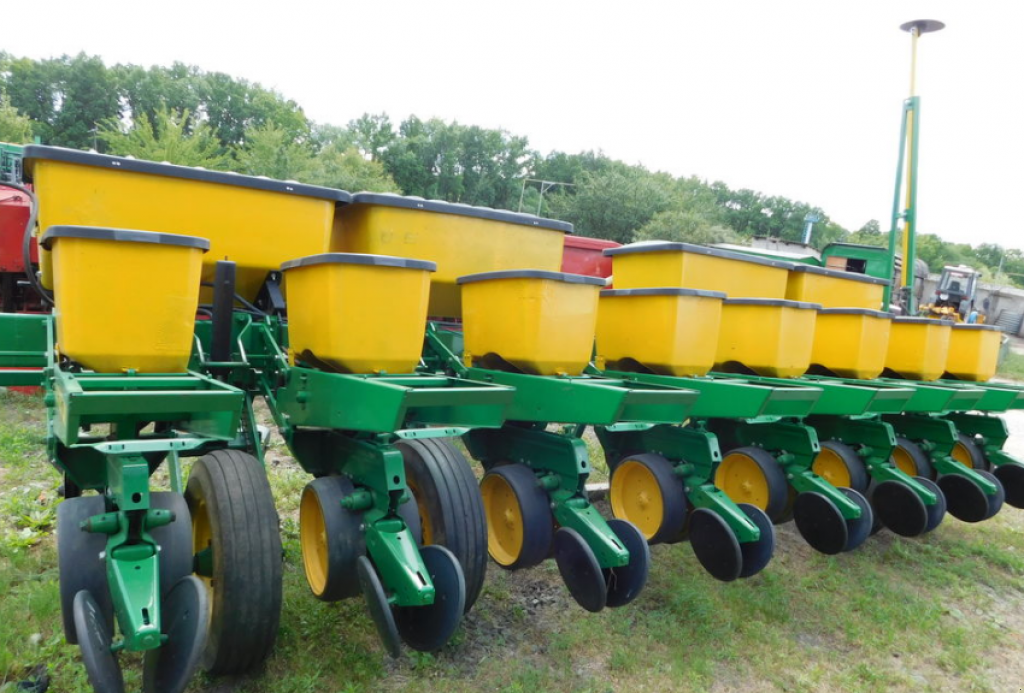 Gareeggenfelder des Typs John Deere 7000,  in Харків (Bild 1)