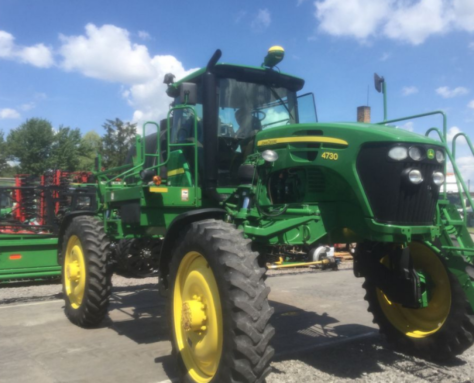 Selbstfahrspritze des Typs John Deere 4730,  in Золочів (Bild 1)