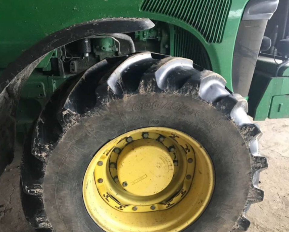 Oldtimer-Traktor des Typs John Deere 8420, Neumaschine in Золочів (Bild 5)