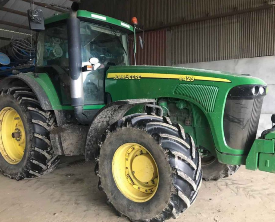 Oldtimer-Traktor des Typs John Deere 8420, Neumaschine in Золочів (Bild 1)