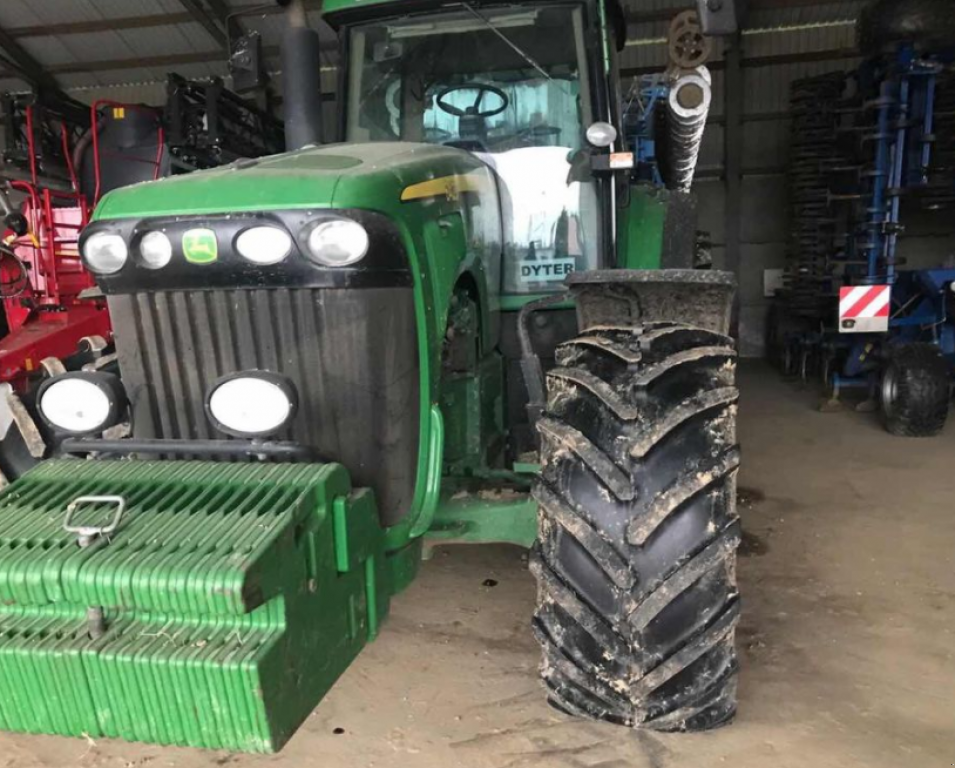 Oldtimer-Traktor des Typs John Deere 8420, Neumaschine in Золочів (Bild 3)