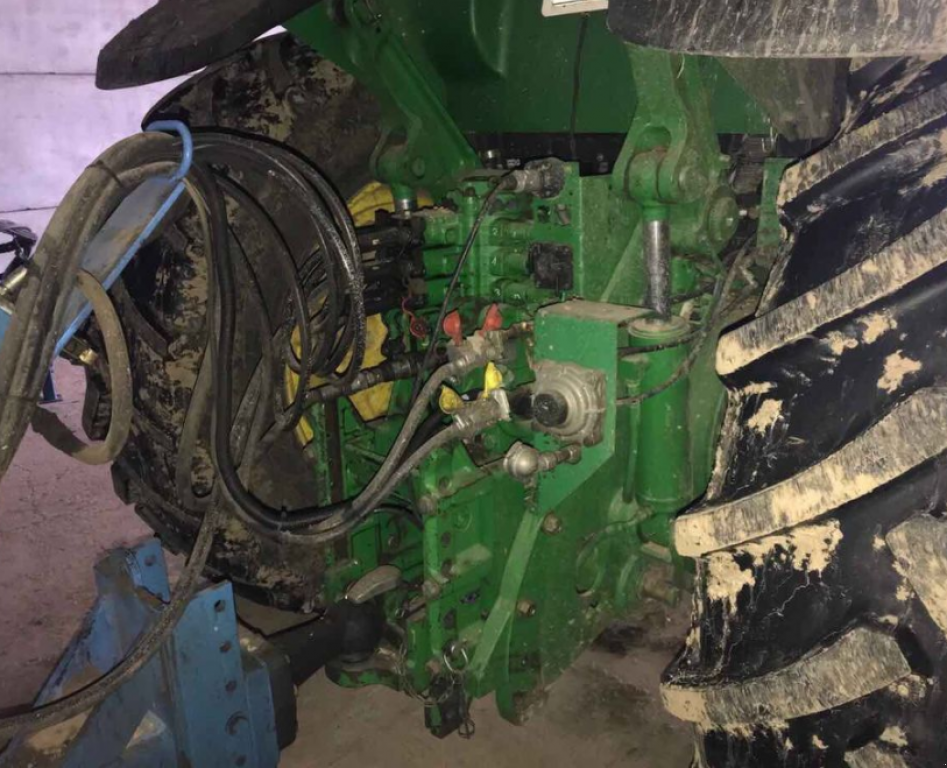 Oldtimer-Traktor des Typs John Deere 8420, Neumaschine in Золочів (Bild 6)