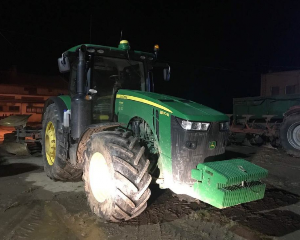 Oldtimer-Traktor des Typs John Deere 8370R, Neumaschine in Золочів (Bild 1)